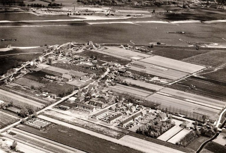Luchtfoto Nieuwaal 1973