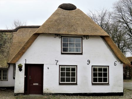 thatched-cottage-2213796_1280